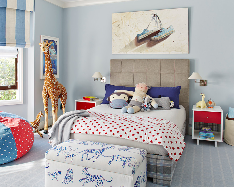 Пример оригинального дизайна: нейтральная детская в стиле неоклассика (современная классика) с спальным местом, синими стенами и ковровым покрытием для ребенка от 1 до 3 лет