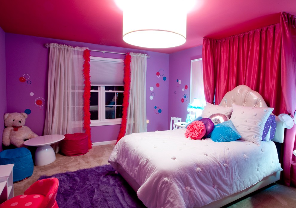 Klassisk inredning av ett mellanstort flickrum kombinerat med sovrum och för 4-10-åringar, med lila väggar och heltäckningsmatta