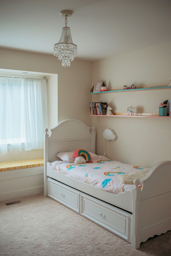 Exempel på ett litet skandinaviskt flickrum kombinerat med sovrum och för 4-10-åringar, med beige väggar, heltäckningsmatta och beiget golv