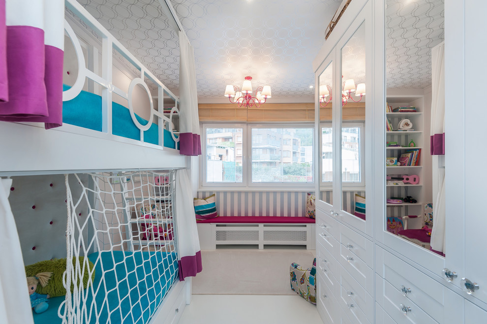 Cette image montre une petite chambre d'enfant de 4 à 10 ans traditionnelle avec un mur beige et un sol en linoléum.