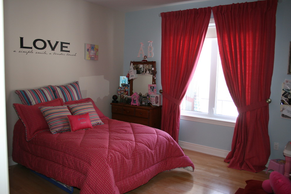 This is an example of a traditional kids' bedroom in Montreal.