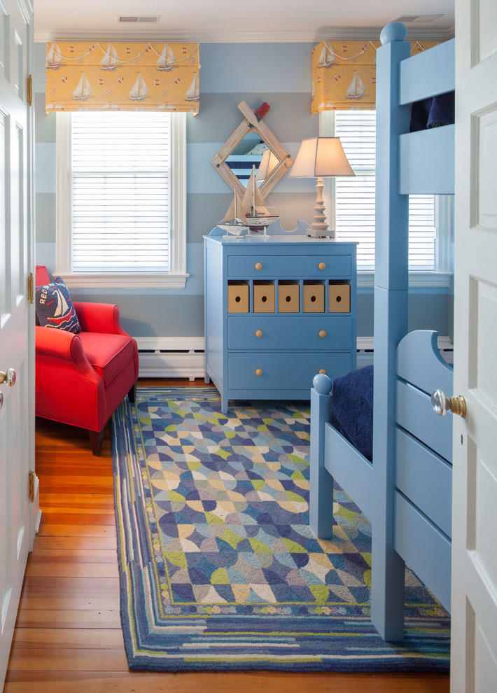 Inspiration för maritima barnrum kombinerat med sovrum, med blå väggar