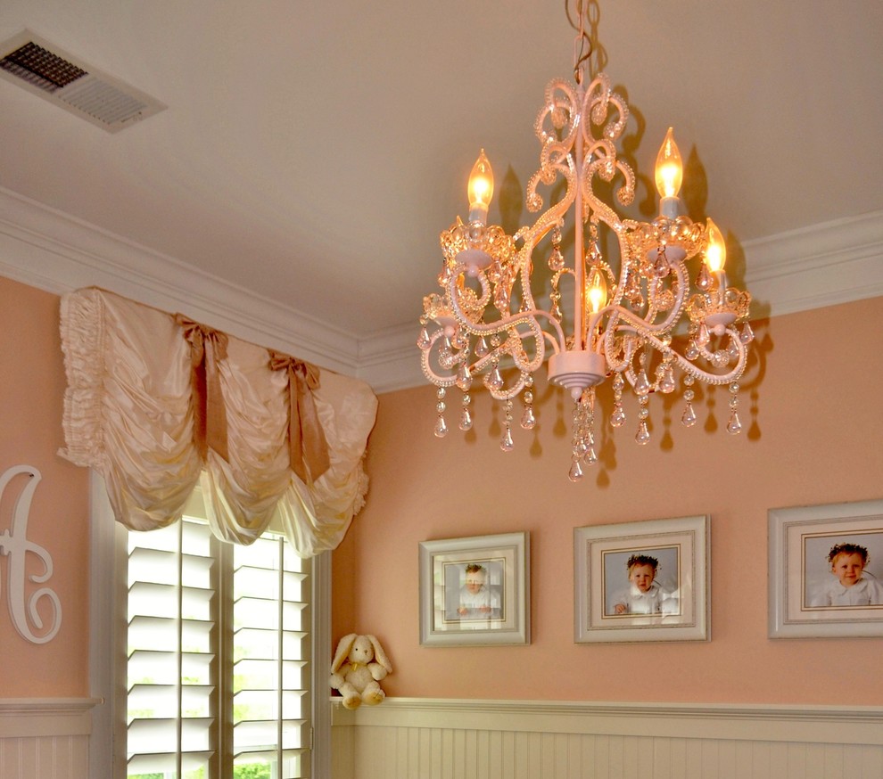 Idéer för att renovera ett vintage barnrum kombinerat med lekrum, med rosa väggar och mörkt trägolv