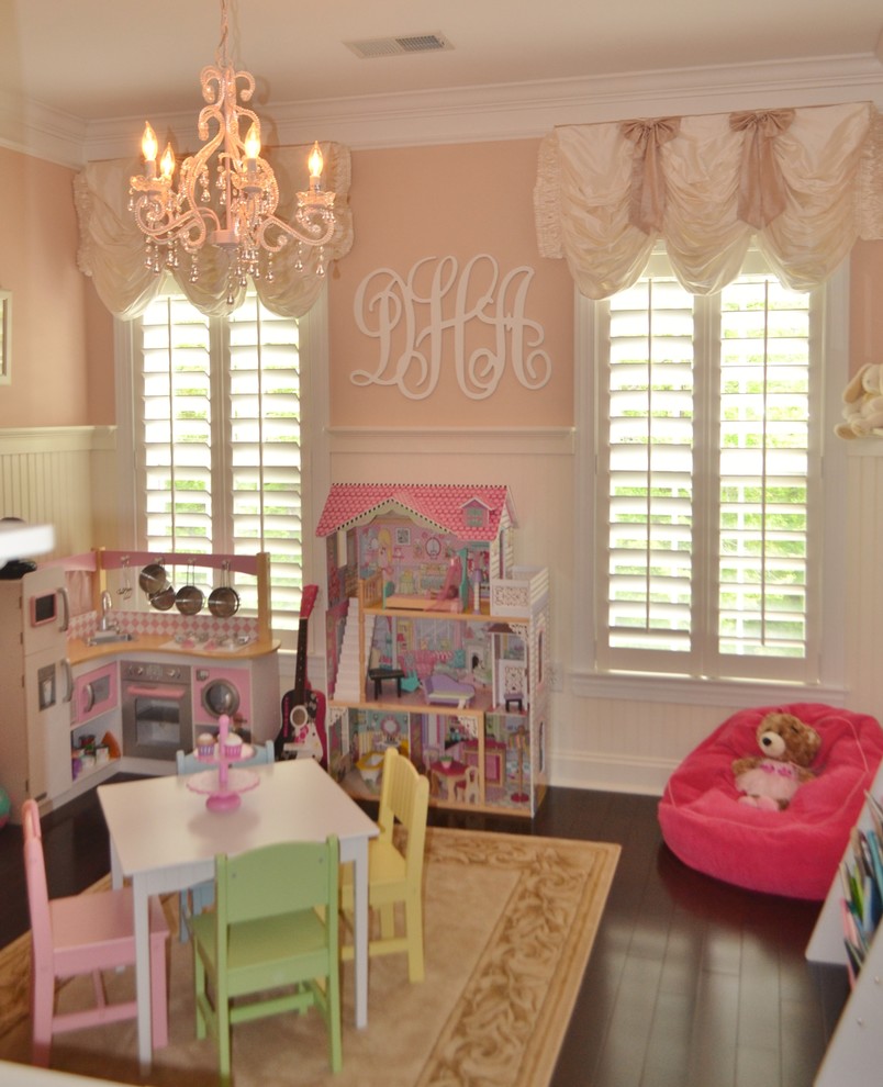 Idées déco pour une chambre d'enfant de 1 à 3 ans classique avec un mur rose et parquet foncé.