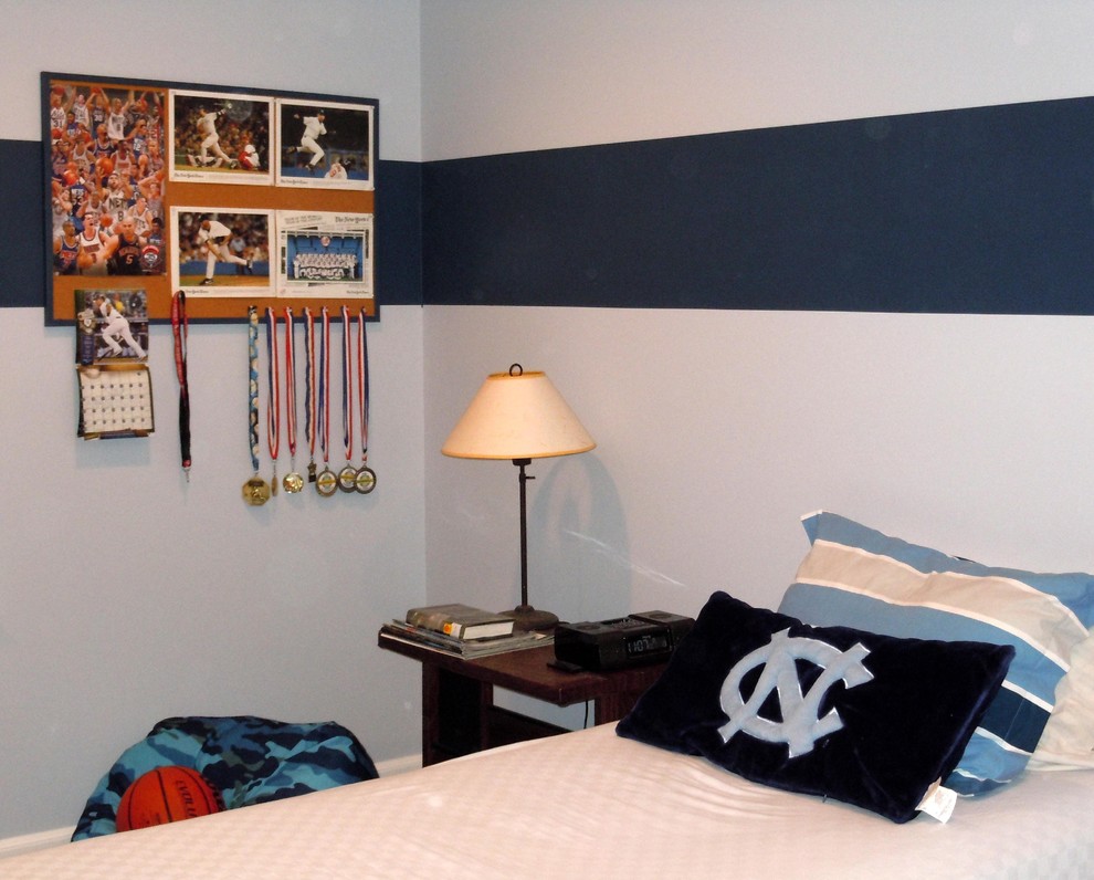 На фото: детская среднего размера в классическом стиле с ковровым покрытием, спальным местом и синими стенами для подростка, мальчика