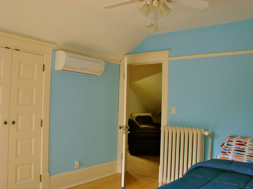Свежая идея для дизайна: детская среднего размера в классическом стиле с спальным местом, синими стенами и светлым паркетным полом для подростка, мальчика - отличное фото интерьера