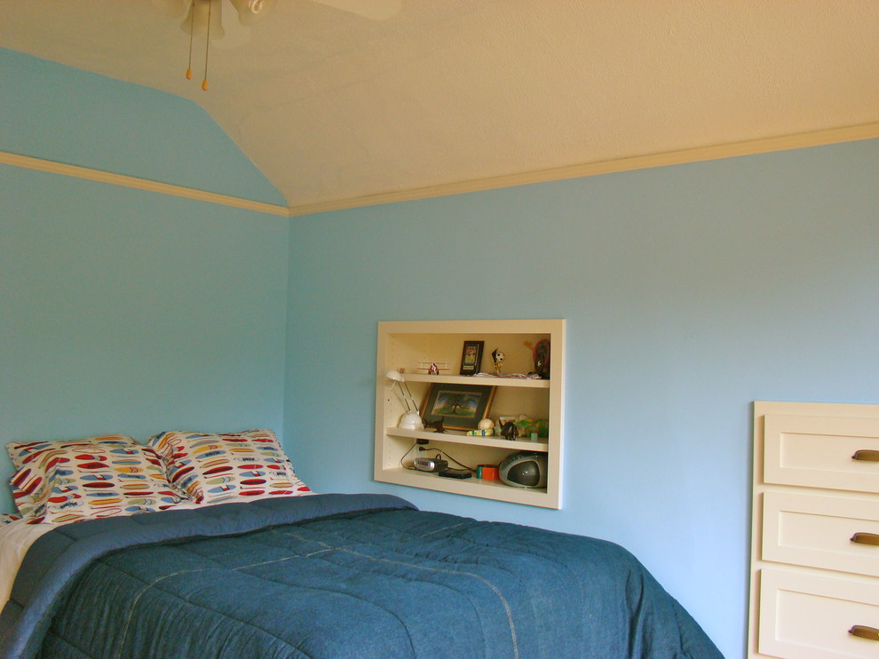 Diseño de dormitorio infantil clásico de tamaño medio con paredes azules y suelo de madera clara