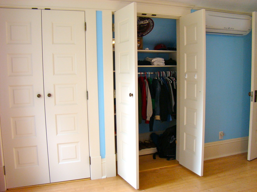 Exempel på ett mellanstort klassiskt barnrum kombinerat med sovrum, med blå väggar och ljust trägolv