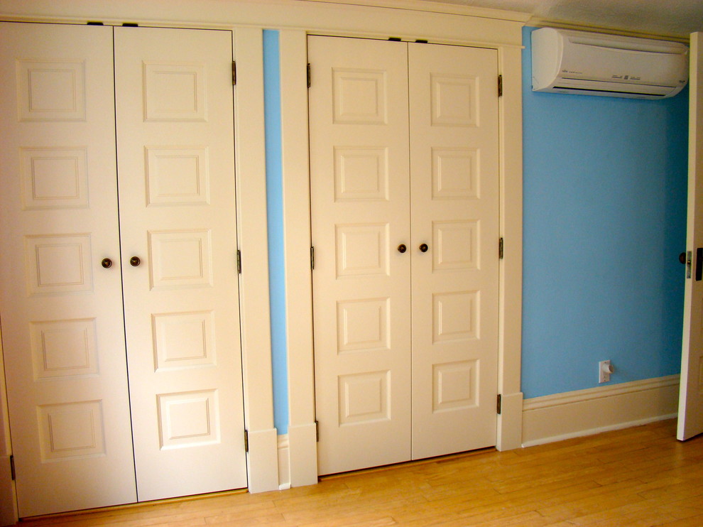 Cette image montre une chambre d'enfant traditionnelle de taille moyenne avec un mur bleu et parquet clair.