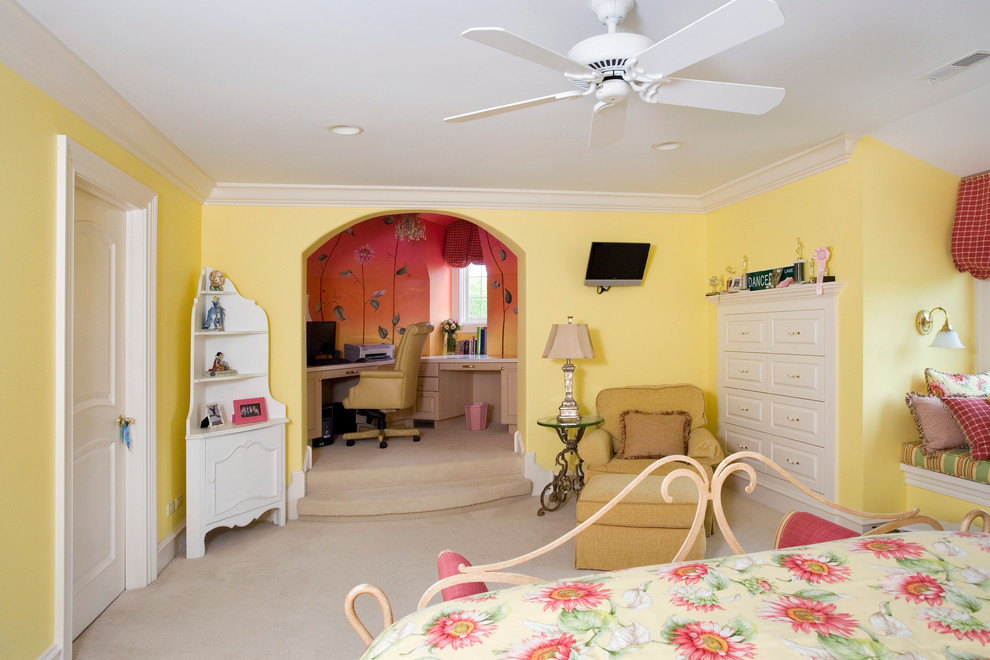 Cette image montre une très grande chambre d'enfant traditionnelle avec un mur jaune et moquette.