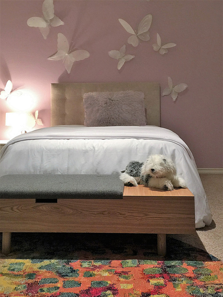 Bild på ett mellanstort vintage flickrum kombinerat med sovrum och för 4-10-åringar, med lila väggar, heltäckningsmatta och beiget golv