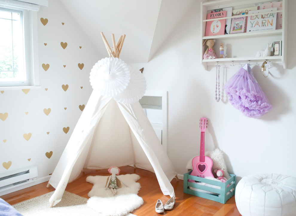 Idee per una cameretta per bambini nordica con pareti bianche e pavimento in legno massello medio