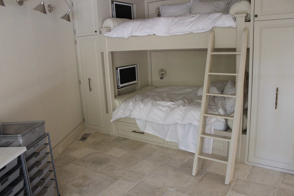 Inredning av ett medelhavsstil mellanstort könsneutralt tonårsrum kombinerat med sovrum, med beige väggar och kalkstensgolv