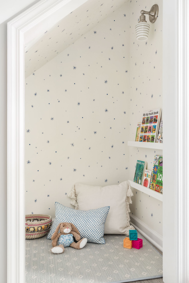 Aménagement d'une chambre d'enfant de 1 à 3 ans classique avec un mur blanc, un plafond voûté et du papier peint.