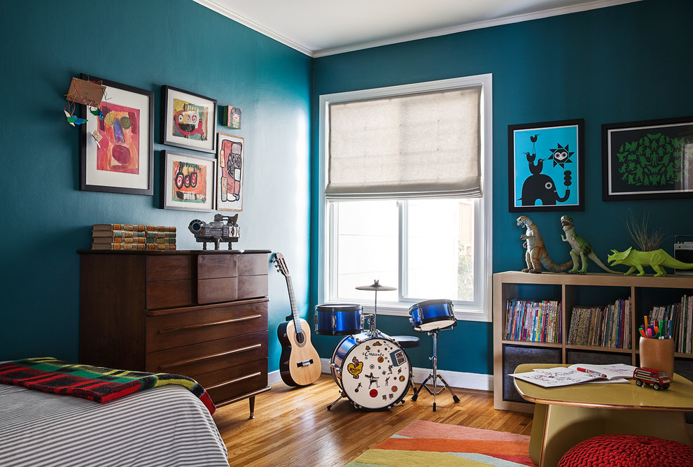 Imagen de dormitorio infantil clásico renovado con paredes azules, suelo de madera en tonos medios y suelo marrón