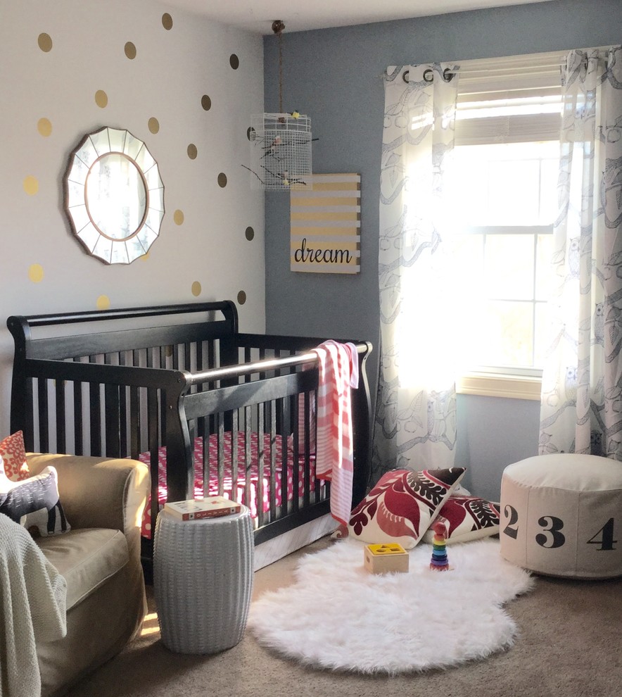 Ispirazione per una cameretta per neonata tradizionale con pareti blu e moquette