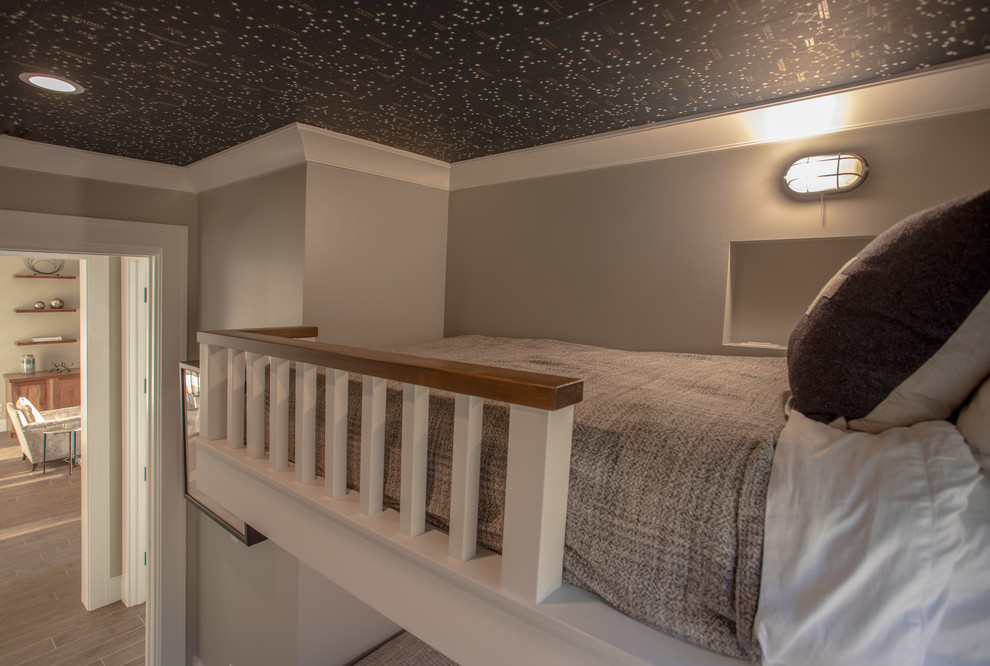 Idéer för små funkis barnrum kombinerat med sovrum, med grå väggar, klinkergolv i porslin och brunt golv