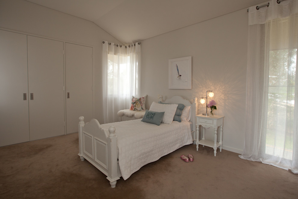 Imagen de habitación de niña de 4 a 10 años romántica con paredes blancas y moqueta