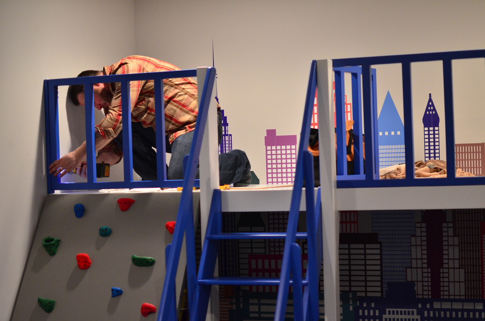 На фото: нейтральная детская с игровой среднего размера в современном стиле с белыми стенами и ковровым покрытием для ребенка от 4 до 10 лет