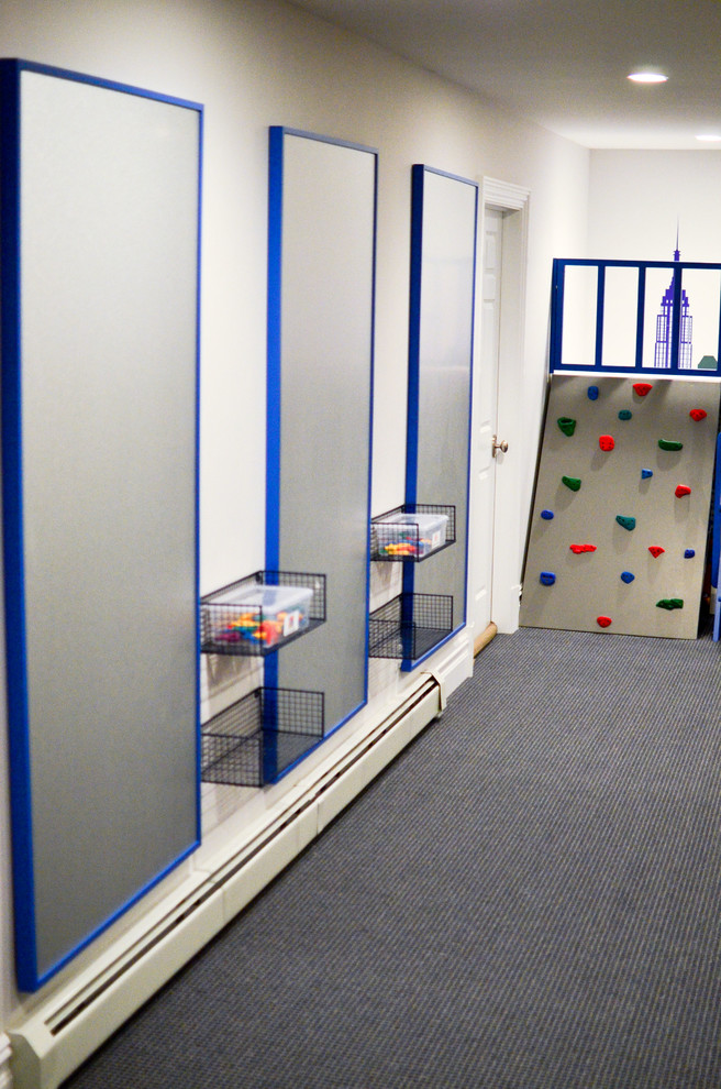 Cette photo montre une chambre d'enfant de 4 à 10 ans tendance de taille moyenne avec un mur blanc et moquette.
