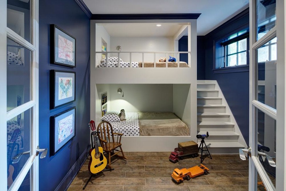 Inspiration för ett stort vintage könsneutralt barnrum kombinerat med sovrum och för 4-10-åringar, med blå väggar, klinkergolv i porslin och brunt golv