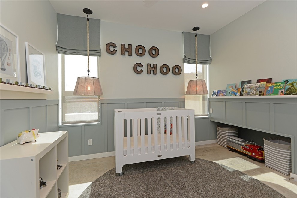 Cette image montre une chambre d'enfant de 1 à 3 ans traditionnelle de taille moyenne avec un mur gris, un sol beige et sol en béton ciré.