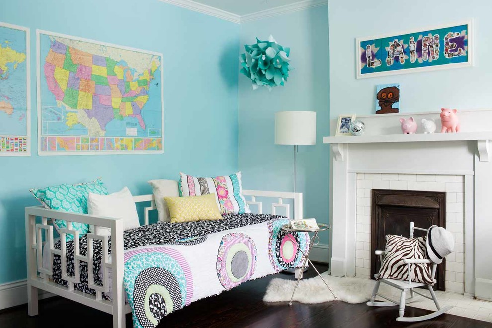 Inspiration för ett mellanstort funkis flickrum kombinerat med sovrum och för 4-10-åringar, med blå väggar och mörkt trägolv