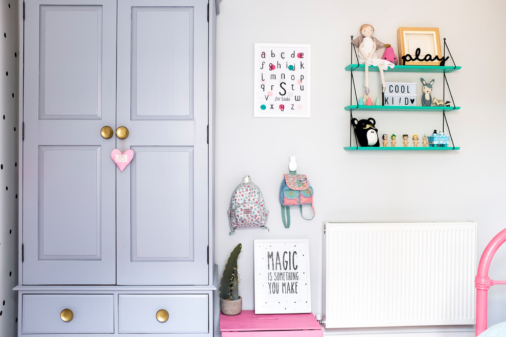 Aménagement d'une petite chambre d'enfant de 1 à 3 ans contemporaine avec un mur gris, moquette et un sol gris.