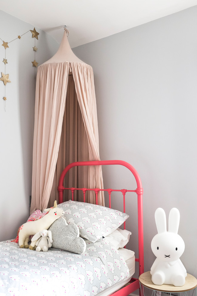 Foto på ett litet funkis barnrum kombinerat med sovrum, med grå väggar, heltäckningsmatta och grått golv