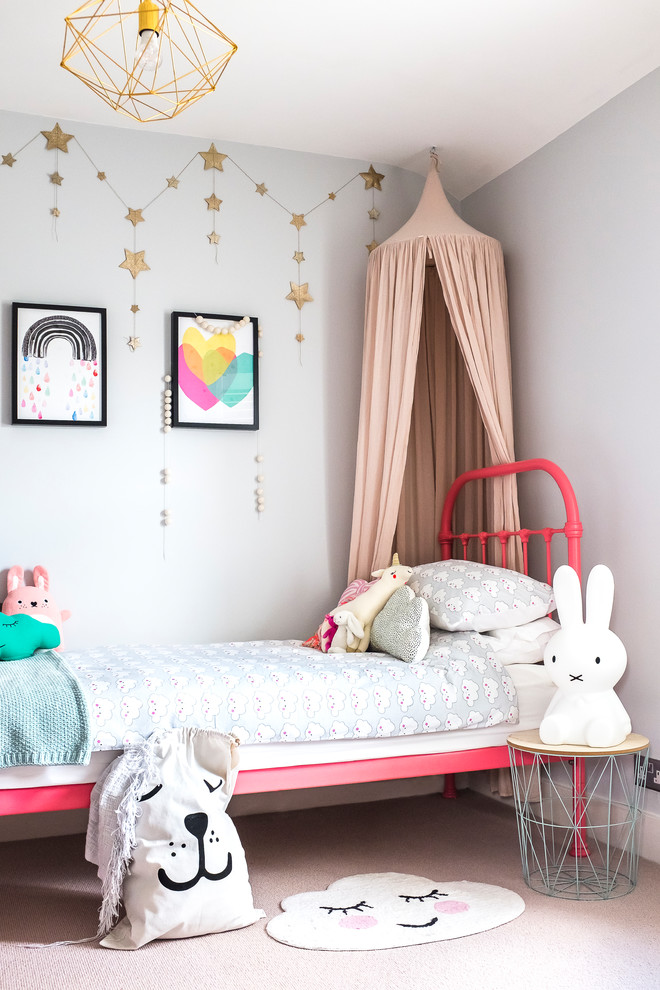 Kleines Eklektisches Mädchenzimmer mit grauer Wandfarbe, Teppichboden, Schlafplatz und grauem Boden in London