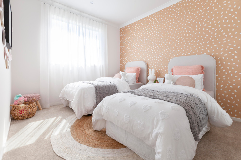На фото: большая детская в современном стиле с оранжевыми стенами, ковровым покрытием, бежевым полом и спальным местом для девочки