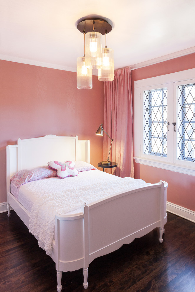 Bild på ett mellanstort vintage flickrum för 4-10-åringar och kombinerat med sovrum, med rosa väggar och mörkt trägolv