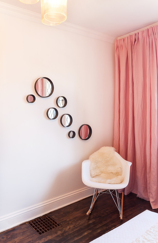 Idées déco pour une chambre de fille de 1 à 3 ans classique de taille moyenne avec un mur rose et parquet foncé.