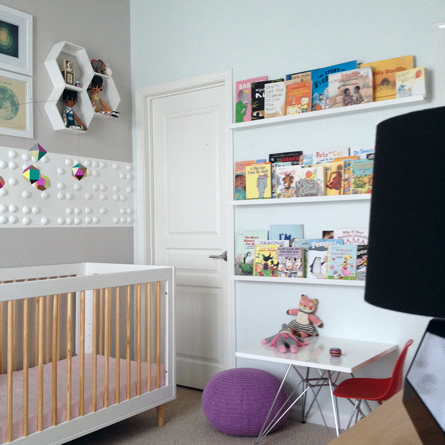 Ejemplo de habitación infantil unisex de 1 a 3 años actual pequeña con moqueta, paredes azules y escritorio