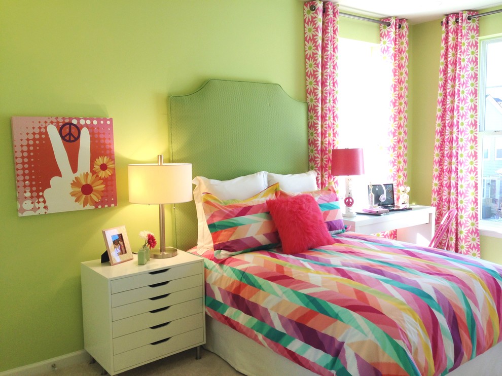Klassisk inredning av ett barnrum kombinerat med sovrum, med gröna väggar och heltäckningsmatta