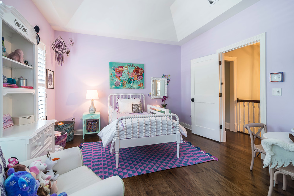 Mittelgroßes Klassisches Mädchenzimmer mit Schlafplatz, lila Wandfarbe und braunem Holzboden in Chicago