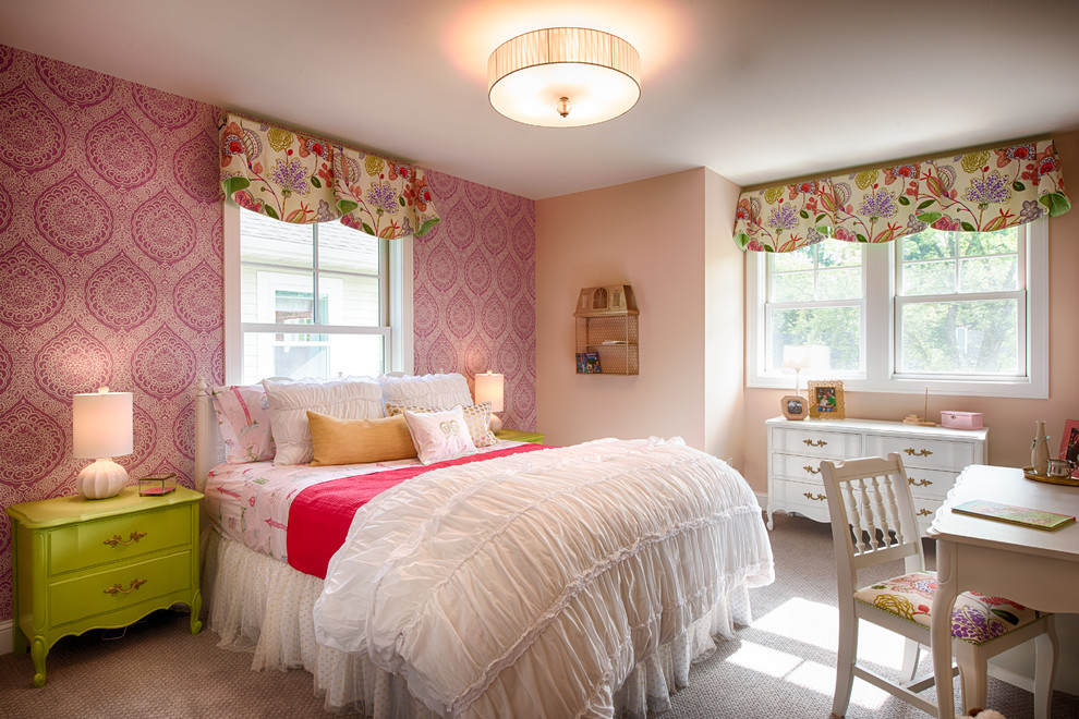 Inredning av ett klassiskt barnrum kombinerat med sovrum, med lila väggar, heltäckningsmatta och beiget golv