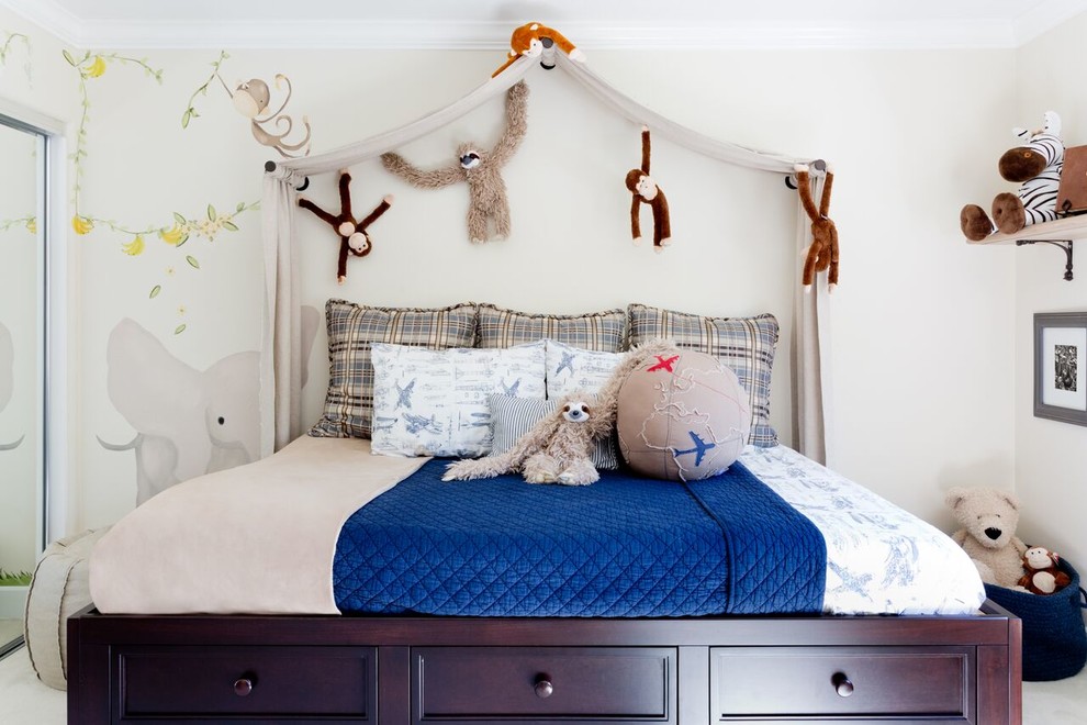 Inspiration för klassiska pojkrum kombinerat med sovrum och för 4-10-åringar, med beige väggar, heltäckningsmatta och beiget golv
