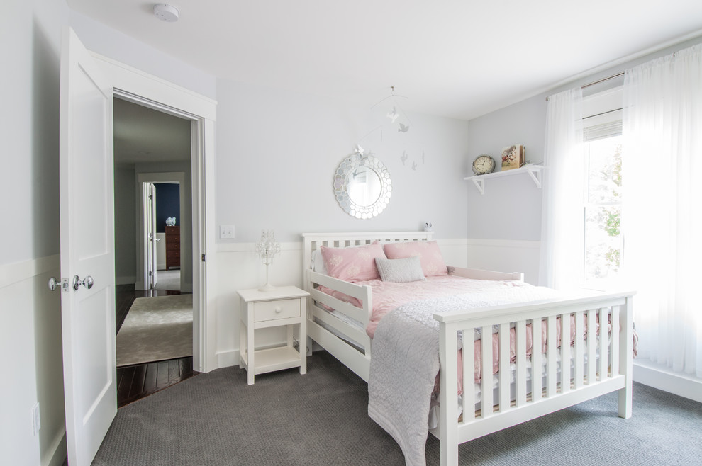 Bild på ett vintage barnrum kombinerat med sovrum, med grå väggar, heltäckningsmatta och grått golv