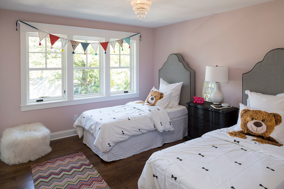 Ispirazione per una cameretta per bambini tradizionale con pareti rosa, pavimento in legno massello medio e pavimento marrone