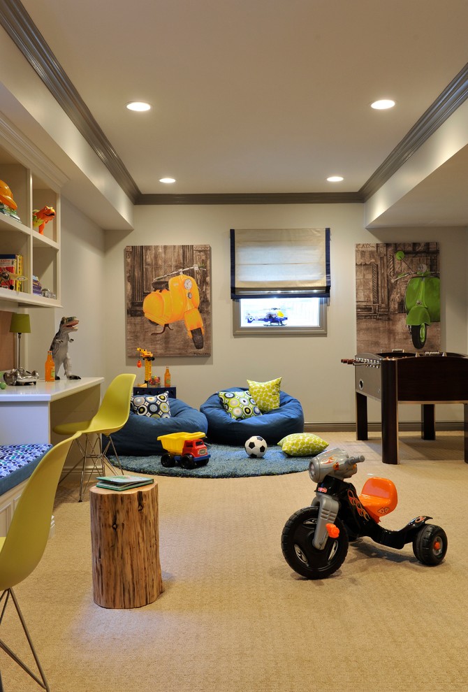 Imagen de habitación de niño de 4 a 10 años clásica renovada de tamaño medio con escritorio, paredes beige y moqueta