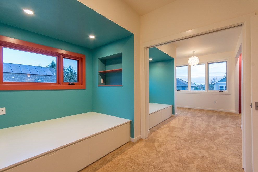 Пример оригинального дизайна: большая нейтральная детская в стиле модернизм с спальным местом, синими стенами и ковровым покрытием для ребенка от 4 до 10 лет