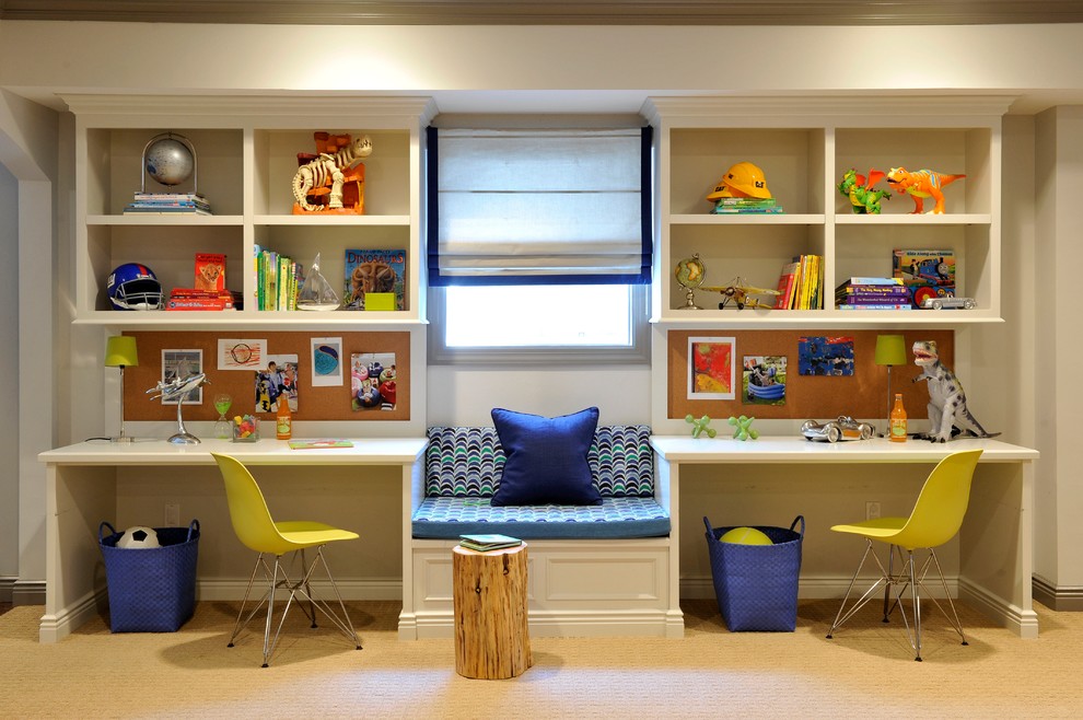 Idées déco pour une chambre de garçon de 4 à 10 ans classique de taille moyenne avec un bureau, un mur beige et moquette.