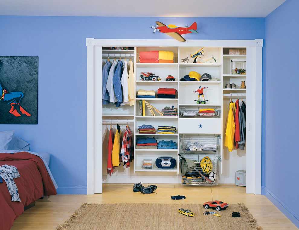 Inspiration for a modern kids' room remodel in San Francisco