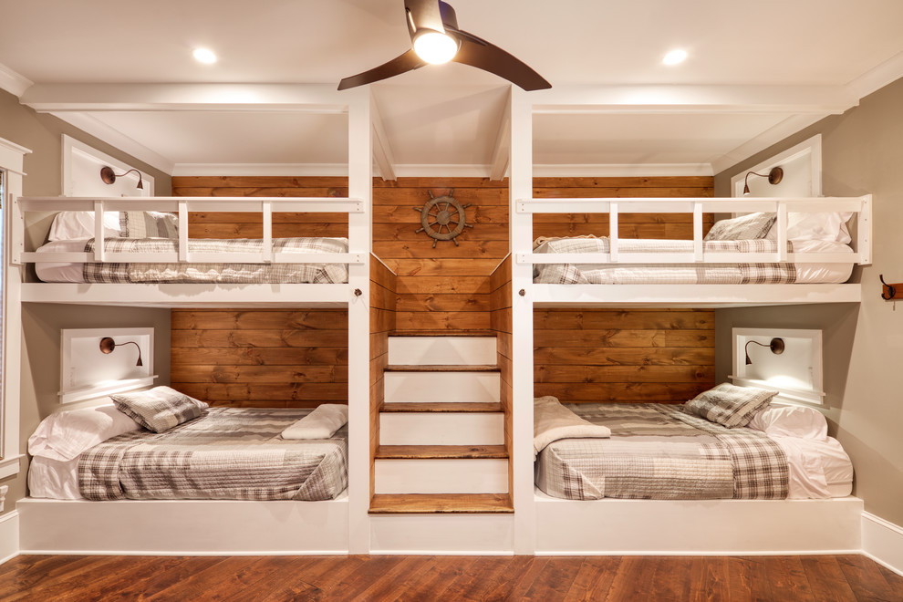 Ejemplo de dormitorio infantil rural de tamaño medio con paredes beige, suelo de madera en tonos medios y suelo marrón