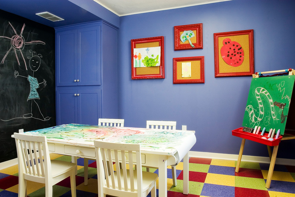 Inspiration pour une chambre neutre de 1 à 3 ans traditionnelle avec un bureau, un sol multicolore et un mur violet.