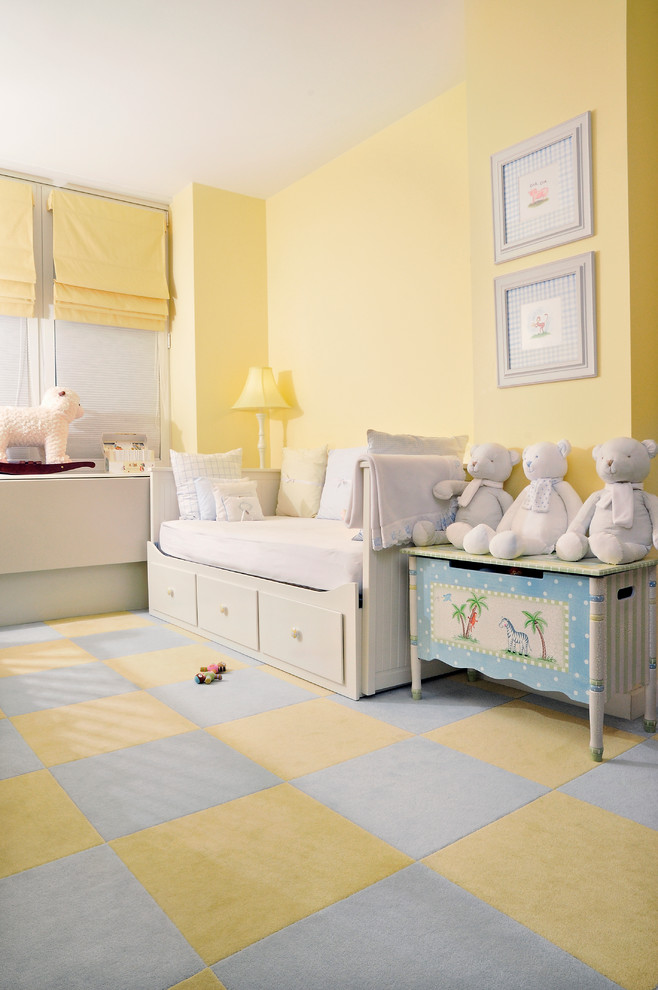 Modelo de dormitorio infantil de 1 a 3 años clásico de tamaño medio con paredes amarillas y moqueta