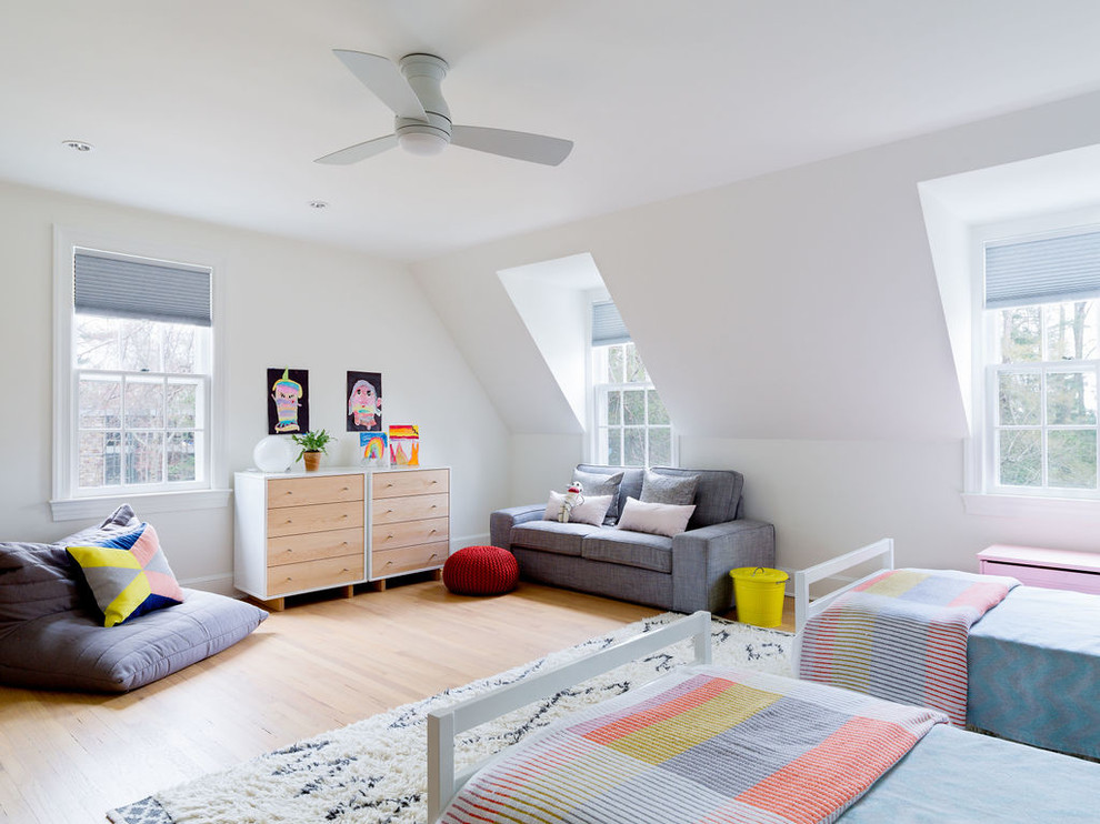 他の地域にある広いトランジショナルスタイルのおしゃれな子供部屋 (白い壁、淡色無垢フローリング、ベージュの床) の写真