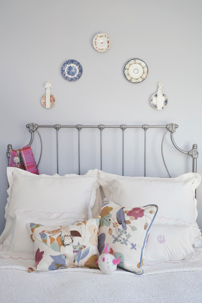 Foto de dormitorio infantil tradicional con paredes azules y moqueta