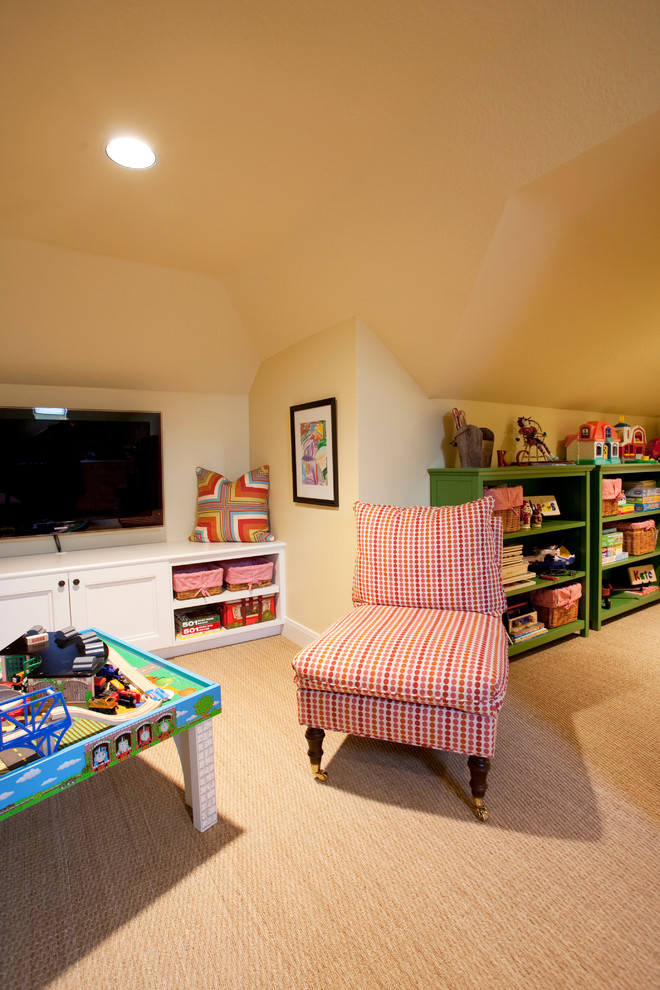 Idées déco pour une chambre d'enfant de 4 à 10 ans classique de taille moyenne avec un mur beige et moquette.